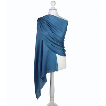 Elegancki  szal z wełny merynosa denim blue do eleganckiego płaszcza jesiennego