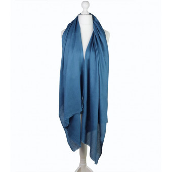 Elegancki  szal z wełny merynosa denim blue do eleganckiego płaszcza jesiennego