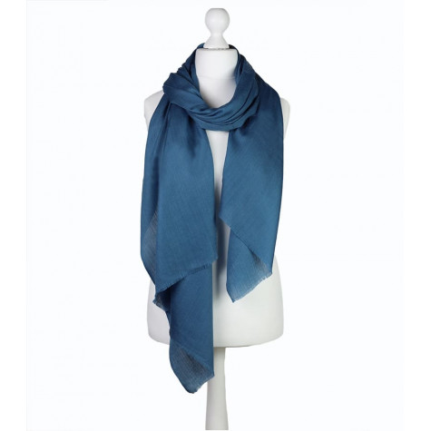 Elegancki  szal z wełny merynosa denim blue do eleganckiego płaszcza jesiennego